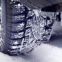 Nepomohou jim ani řetězy, ukázalo srovnání letních a zimních pneumatik na sněhu