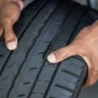 Pneumatiky ve slevě: Proč může být levné obutí pastí a jak odhalit jeho skutečné stáří?